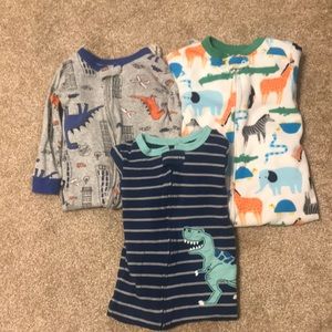 3 pairs of footed pajamas